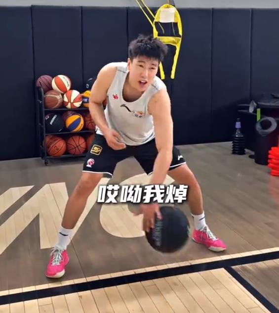李虎翼控球训练累惨了！选择了重球控球训练，李虎翼都累虚脱了[笑着哭]李虎翼休赛