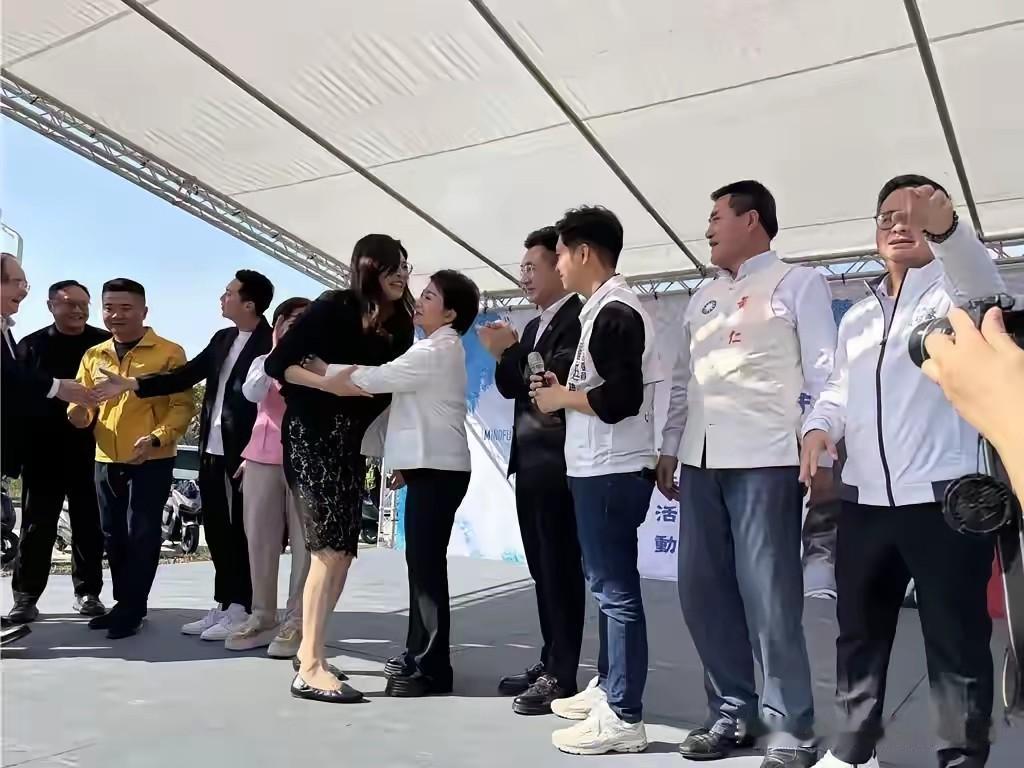 郑丽文狂夸“卢妈妈”，好姐妹再续前缘。在台中集会上，郑丽文开头来了一句：“今