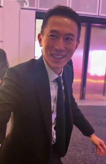新加坡偶遇周受资，瘦了很多，被夸又帅又儒雅，人类天花板。