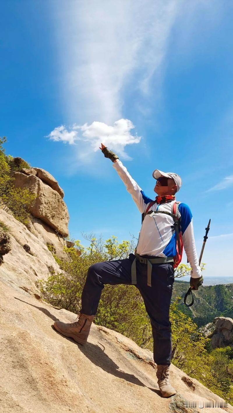 “冤不？”山东济南，63岁男子花69元参加登山活动，登山后，男子脱离55人的队伍