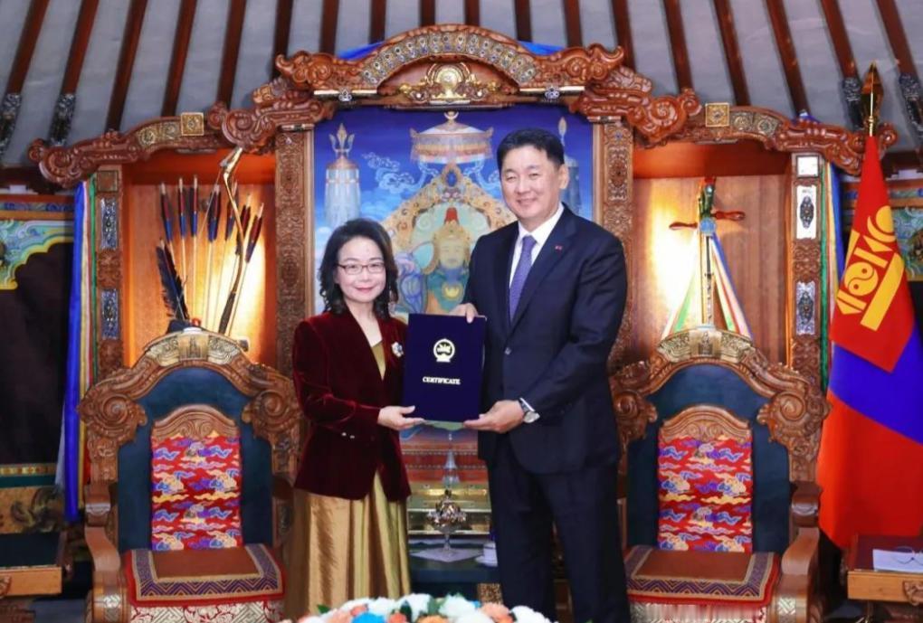 中国原驻蒙古大使，接任“插兜送客”的刘劲松，让蒙古国战略界浮想联翩。原驻蒙古大使