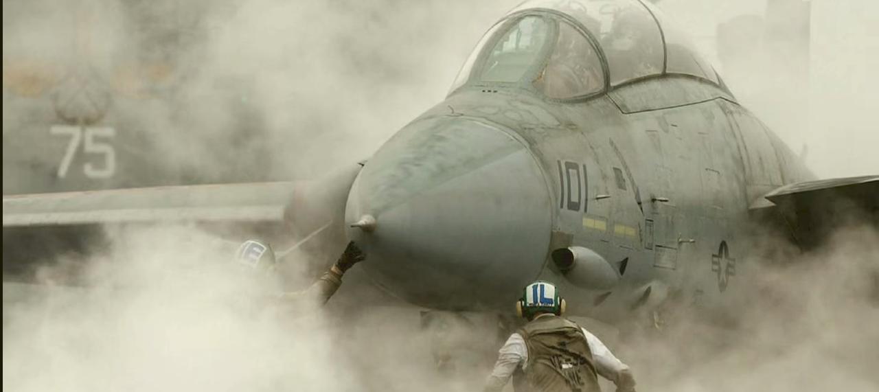 美国尼米兹航母弹射战机的画面,随着飞机的弹射,甲板上突然喷涌而出的滚滚白汽,裹着