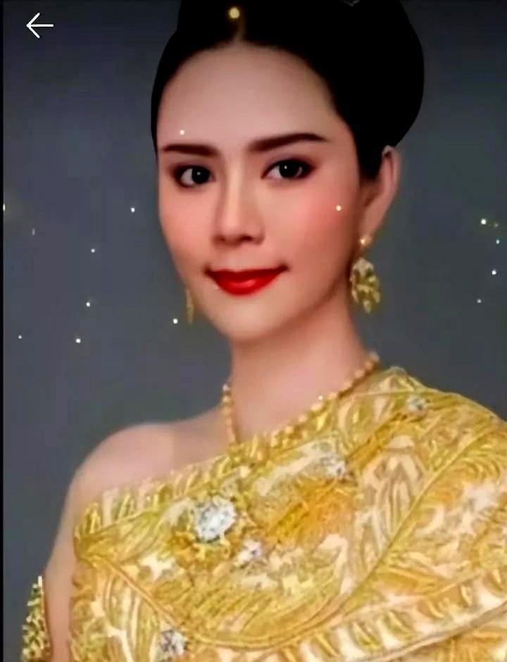 欧拉弄回乡祭祖了民众行王后级跪拜礼这个1992年出生的贫寒女孩如今坐着泰王专