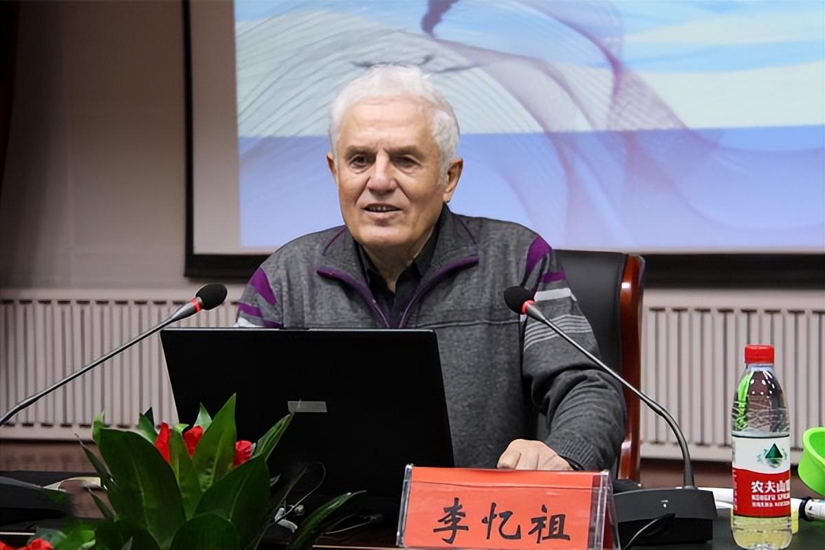 1938年，一名外国婴儿在天津一家教会医院呱呱落地。亲生父母急着离开中国，把这个