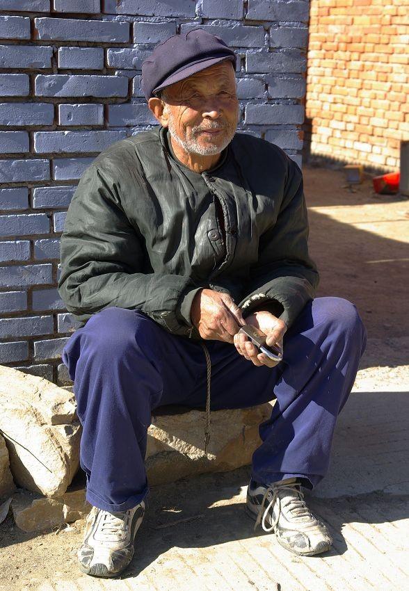 我们农村发现一个怪现象：七老八十的老人，为啥就爱坐在家门口发呆？你有没有注意