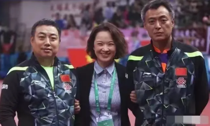 刘国梁旁边女的是谁？非常有气质，一定也是位名人吧，曾经有人说刘国梁是不懂球的胖子