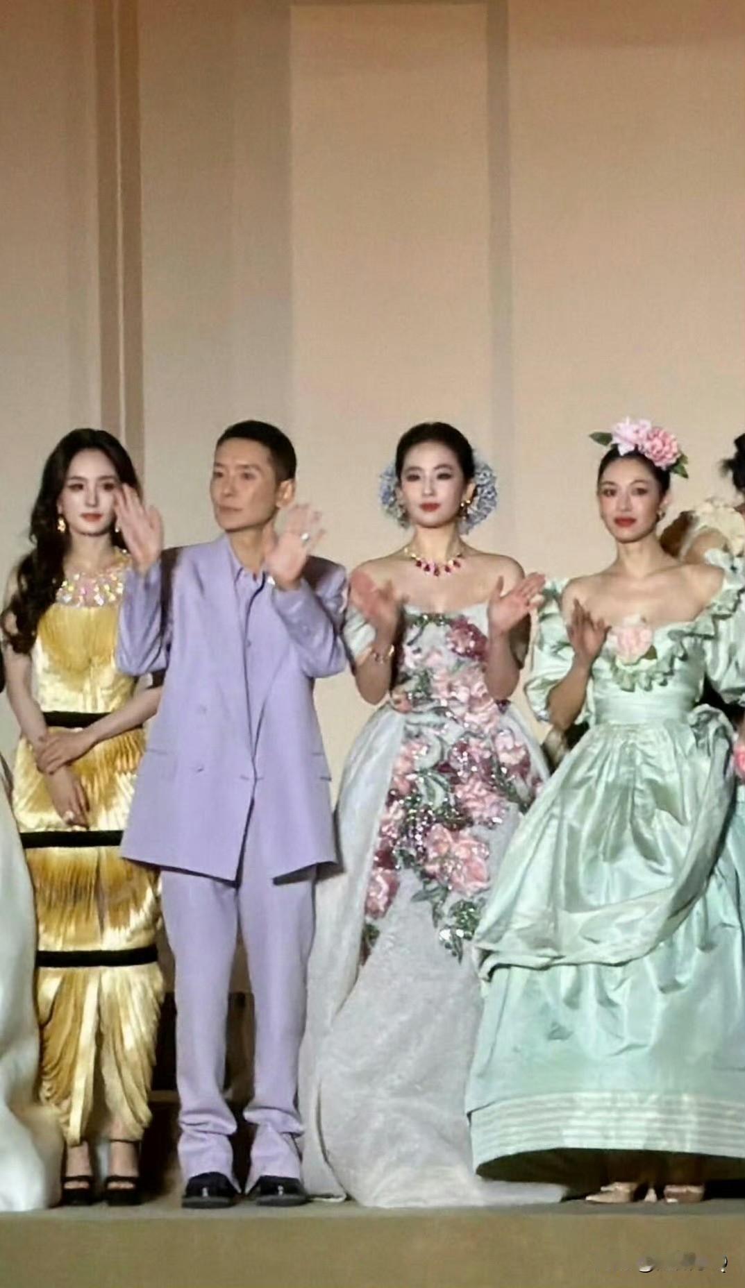 现场摄影师太不专业了，这种俯拍角度去拍刘亦菲和朱一龙也太不友好了，比例都变形了。