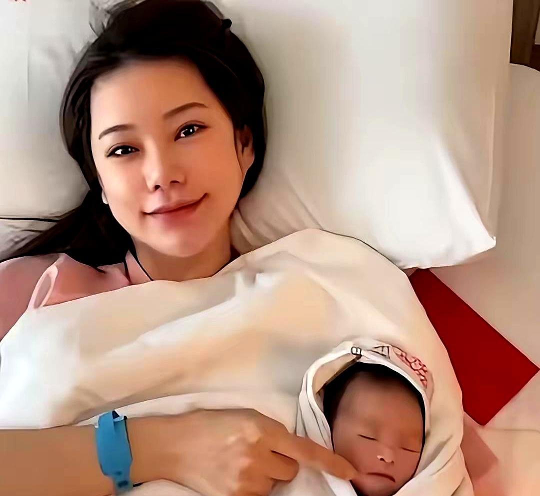 凌晨三点，汪小菲推开婴儿房门，为儿子汪玥隆兑奶粉——不是作秀，也不是临时勤快。