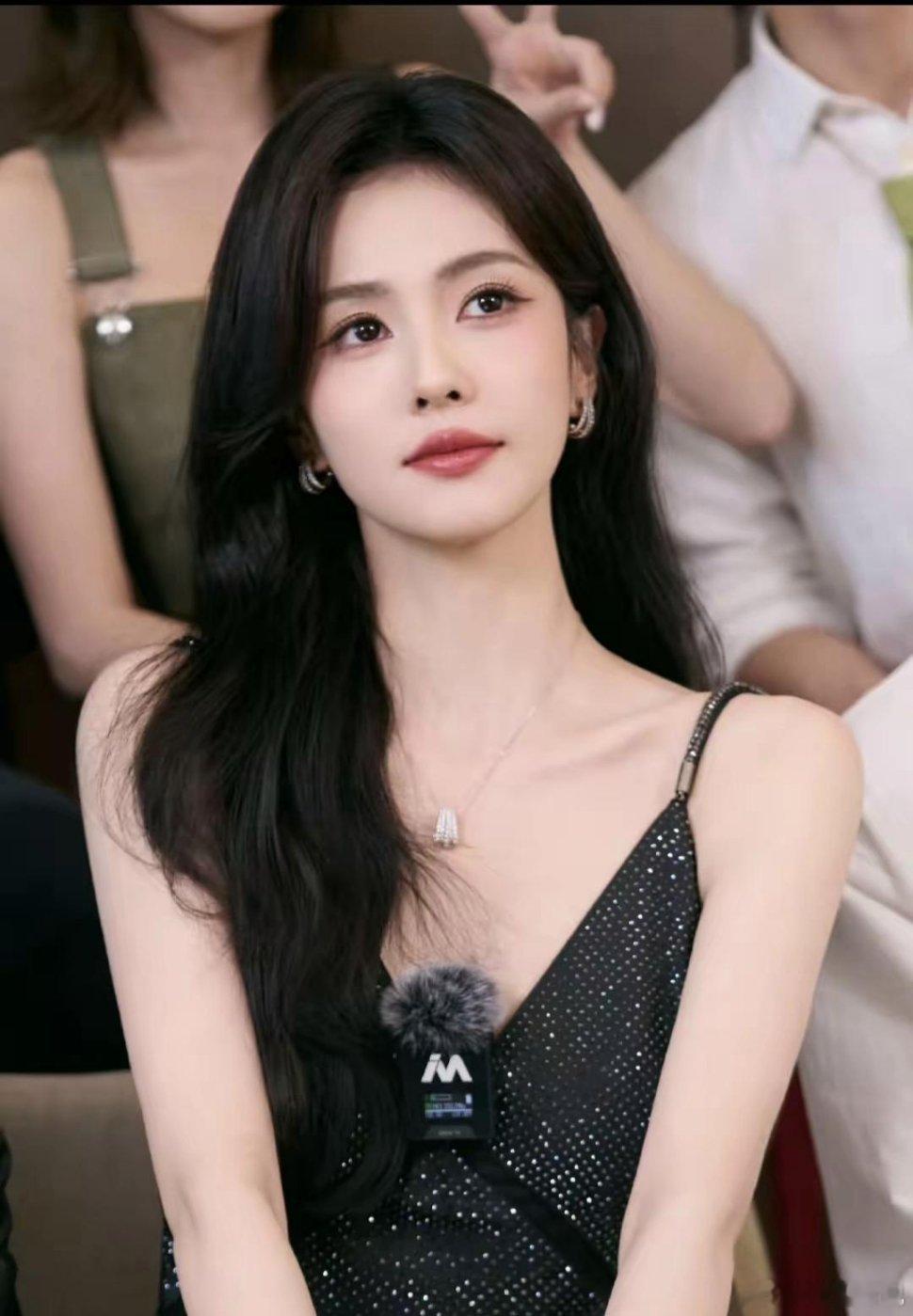 看了一下白鹿的学历，我直接沉默啦……真的没想到，她居然只上了初中，之后白鹿就去了