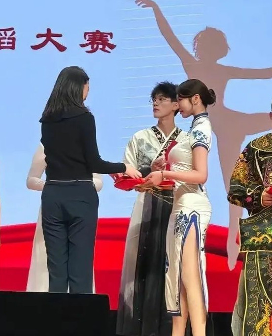 这是教科书上面的身材吗？