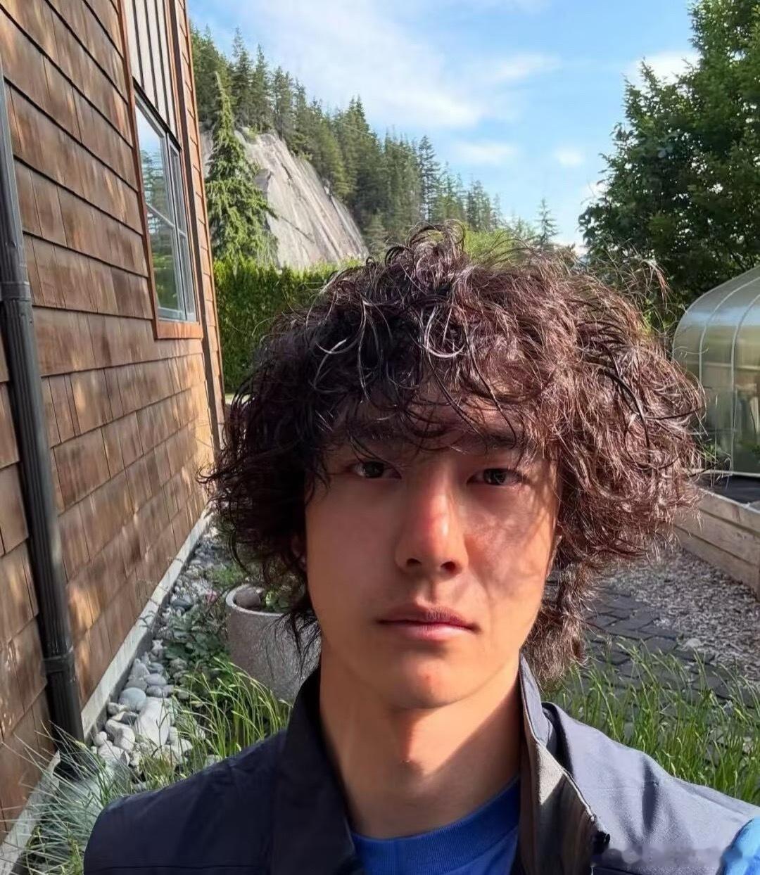 感觉他放飞了😳厌倦了精致的妆发，就是要做回自己​​​
