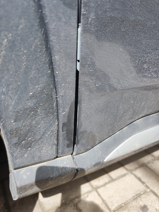 比亚迪宋plusdmi品控问题宋plusdmi品控问题，主驾驶门边的两块钢板开