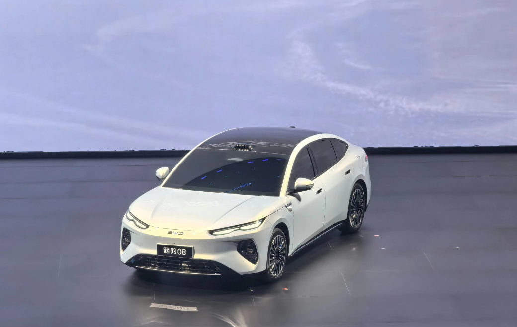 海豹08绝对是最美的比亚迪闪充、有后轮转向、有激光雷达的智驾、还带空悬的云辇A