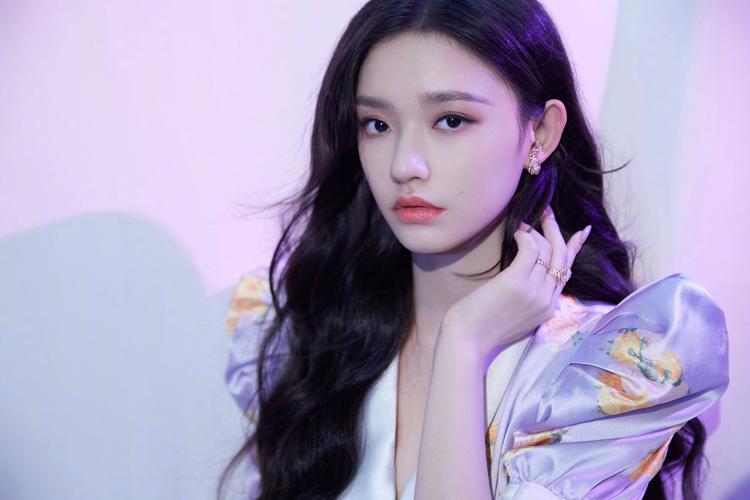 邓超和林允拍《美人鱼》有一场吻戏，周星驰提醒他：“她才18岁，你要主动点，多带带