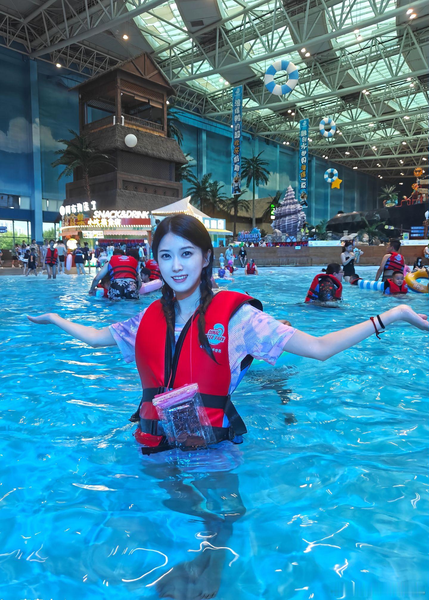 街拍好想出去玩美女绘梦长廊