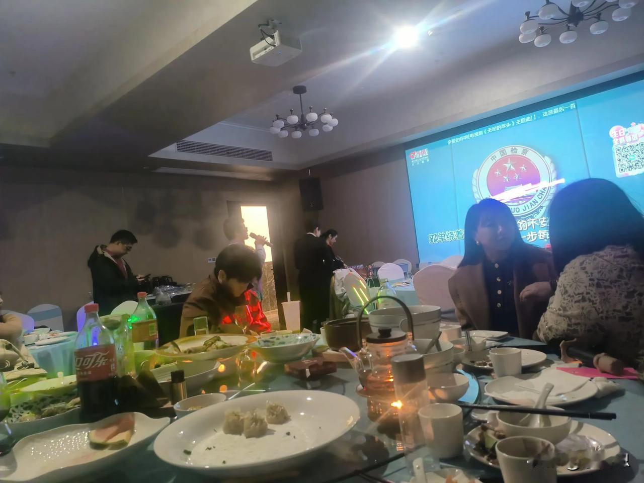 白酒真实的情况，今晚二几十个人在一起吃饭，基本都是企业高管，中层管理，财务总监，