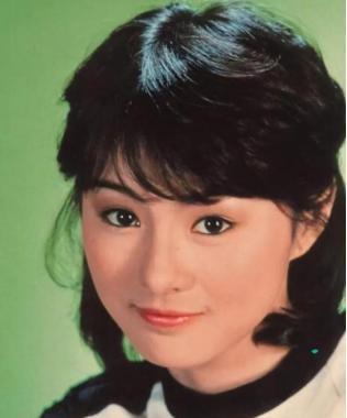 2007年，李赛凤趁丈夫出差，和体格壮硕的干儿子发生了亲密接触。正当两人关系暧昧