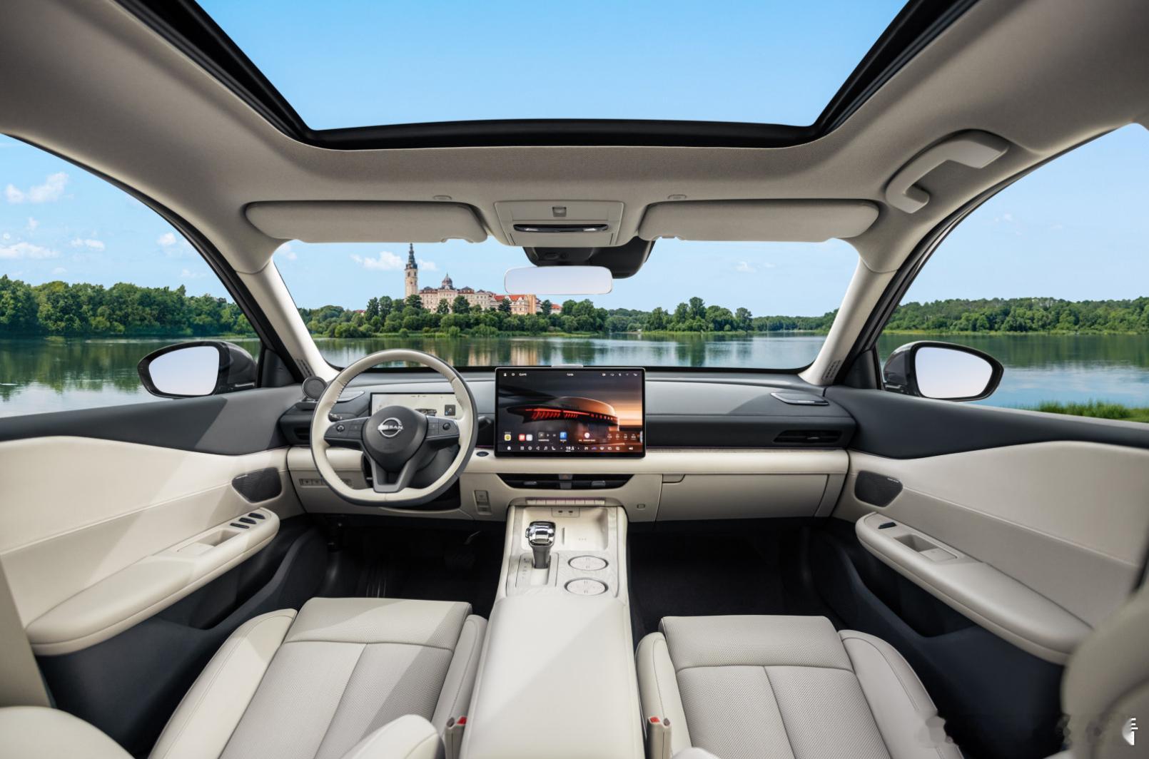 燃油车首款“鸿蒙座舱”来了，这次是华为选择了和东风日产天籁车型合作，把鸿蒙座舱首