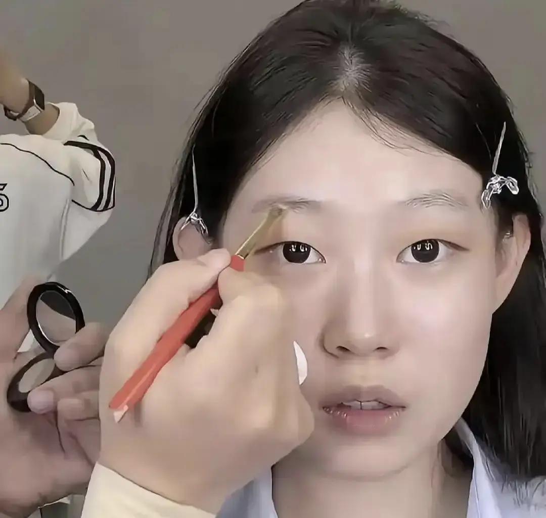 沈佳润每次上台前化妆要花两万块，化妆师是业内大佬王亚飞。消息一出，热搜直接爆了