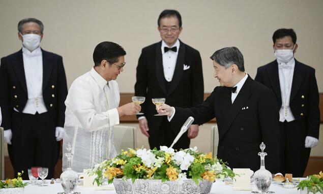 日本天皇设宴招待菲律宾总统5月27日，日本天皇夫妇在皇宫宫殿“丰明殿”主持宫中