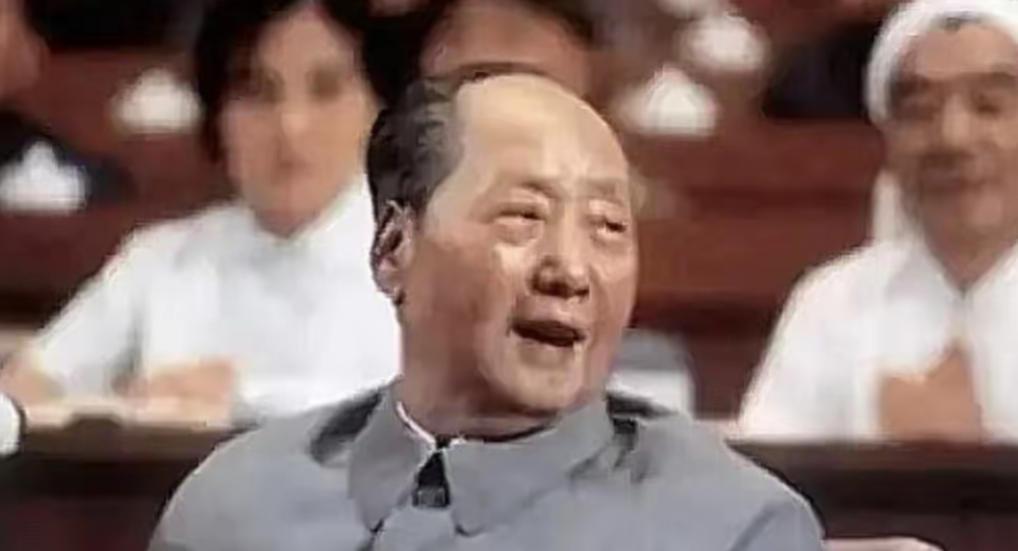 1981年，有人想动手否定毛主席，胡乔木提出不再称“毛主席”，改叫“毛泽东”，但