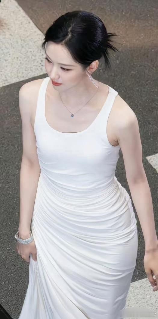清雅脱俗自带仙气，陈都灵清冷纯净，妥妥的人间白月光。