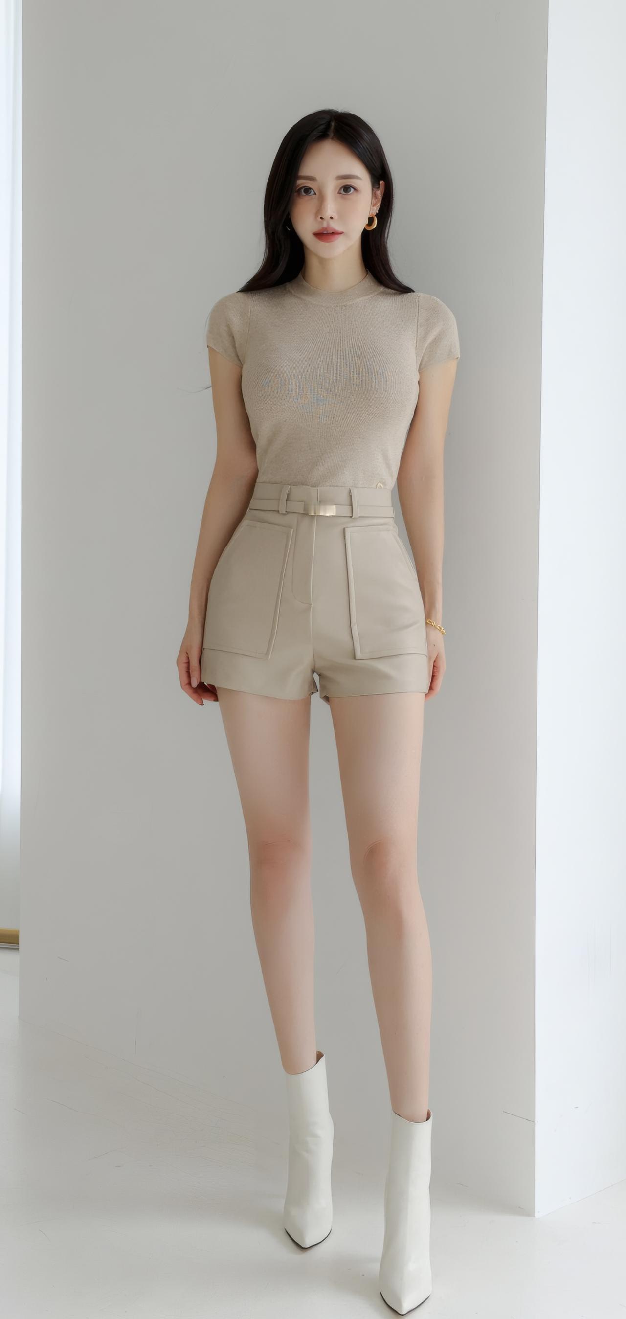 简约时尚穿搭，米色短袖上衣搭配高腰短裤，白色靴子点缀，清新自然。