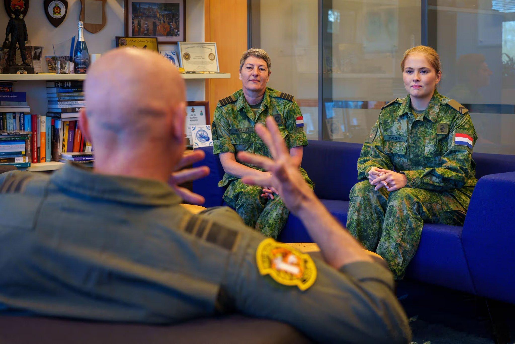 新闻2026.4.7荷兰女王储凯瑟琳娜·阿玛丽亚以军事勤工俭学学生的身份加入