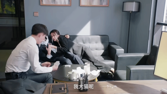 撞破檀健次王楚然拥抱戏的下场赵德这求生欲满分！看到领导抱一起立马假装找猫开溜，