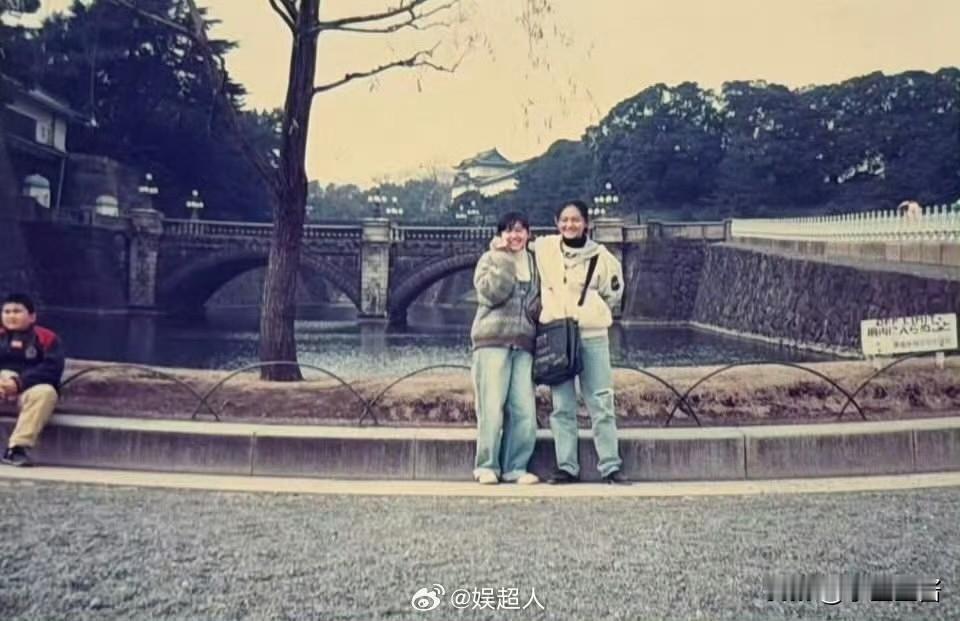 小s，又被网友猜中了。大s去世一年多，小s似乎还没走出来，晒出陈年旧照，没想