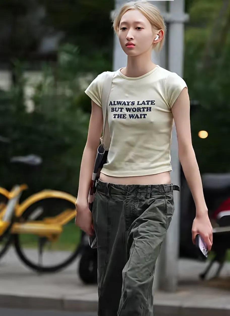 谁能翻译一下，美女衣服上的英文究竟说了些什么？