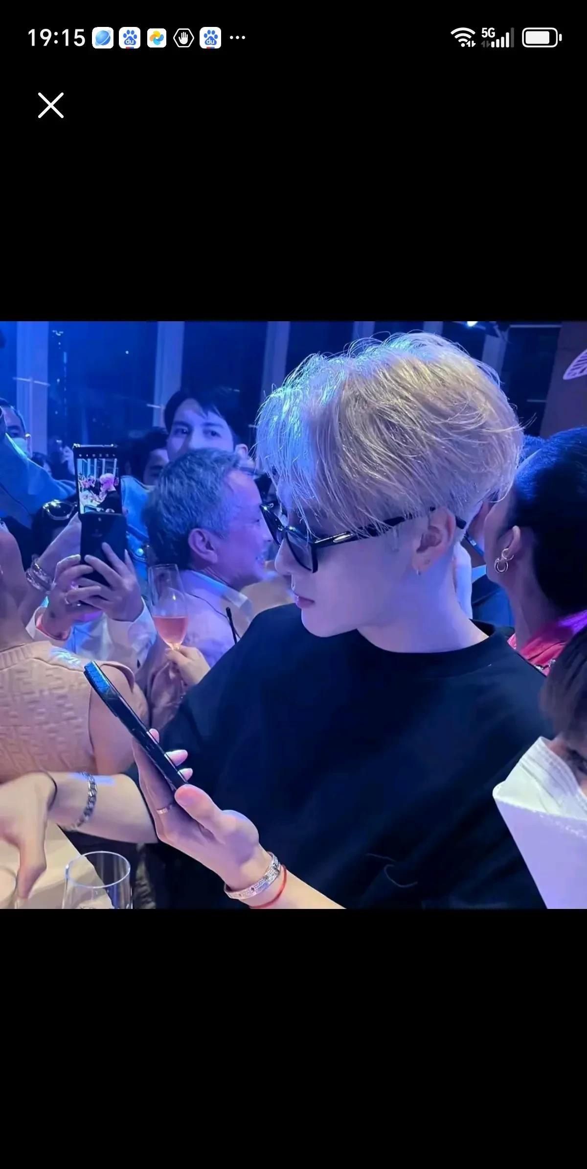 这是谁？这么帅也不知道什么时候存到手机里面的这侧颜也太绝了你们看着像是王嘉
