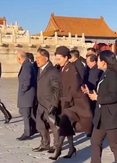 玛哈国王和苏提达王后逛完故宫，乘坐飞机离开北京！11月17日，是玛哈国王和苏提