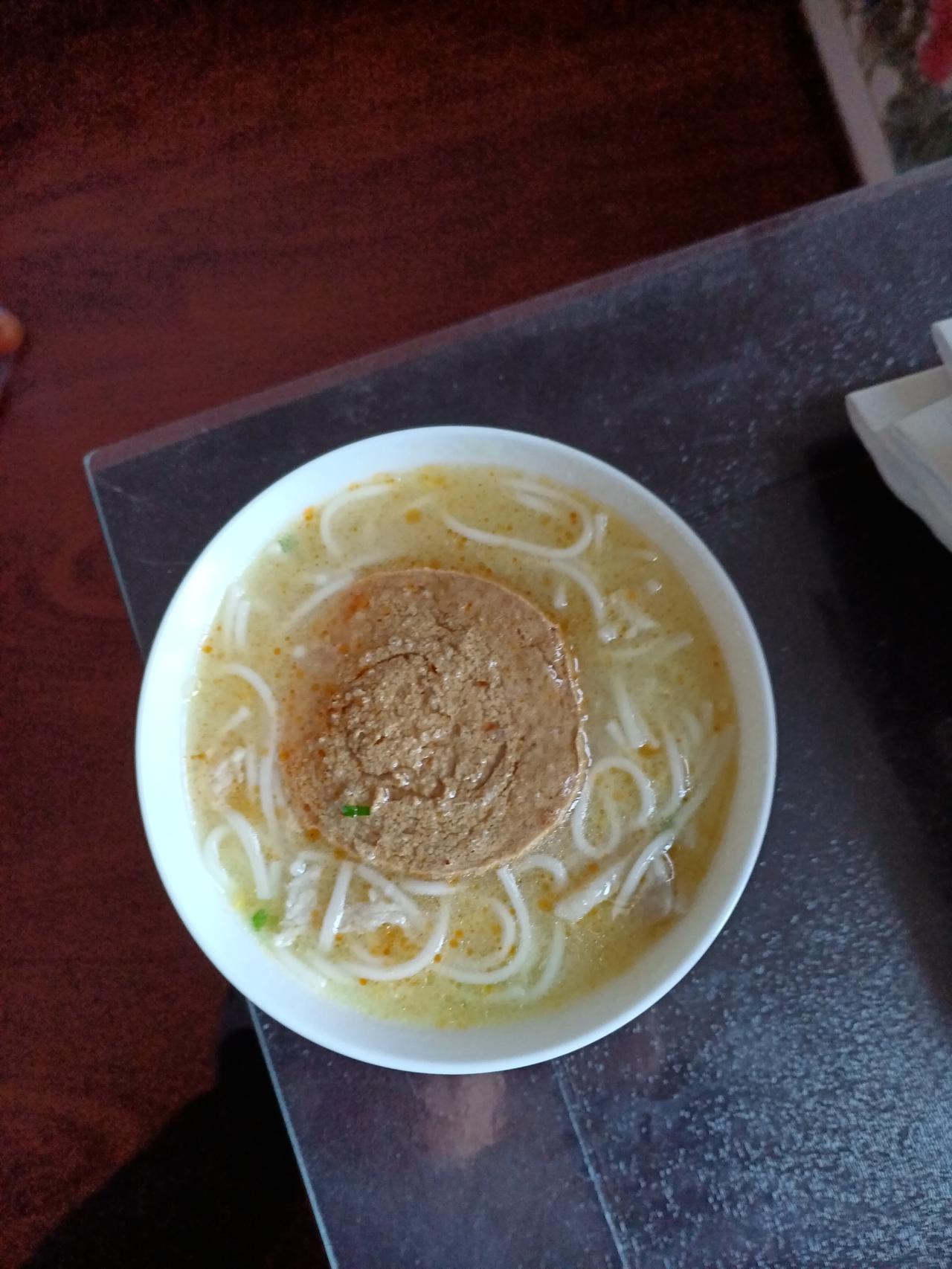 早上一碗黄芽菜烂糊肉丝汤面，再搭配一块昨天做的红烧素鸡，一只白水鸡蛋🥚。