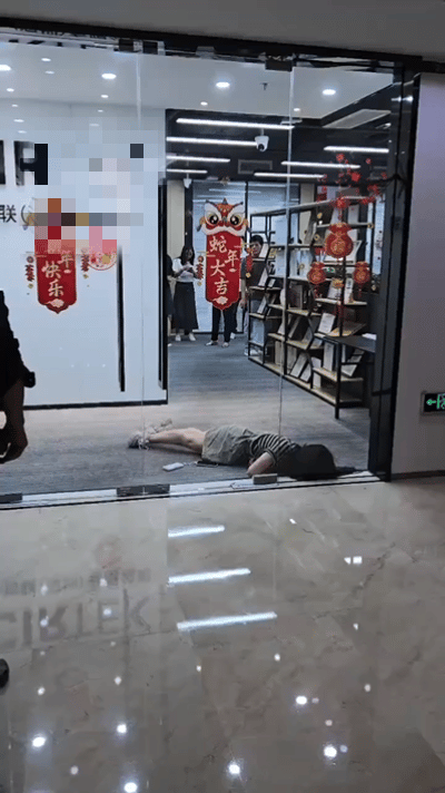 令人心寒，公司内门口，一女孩到底抽搐中，居然是一群同事在五六米外矗立着，无一人敢