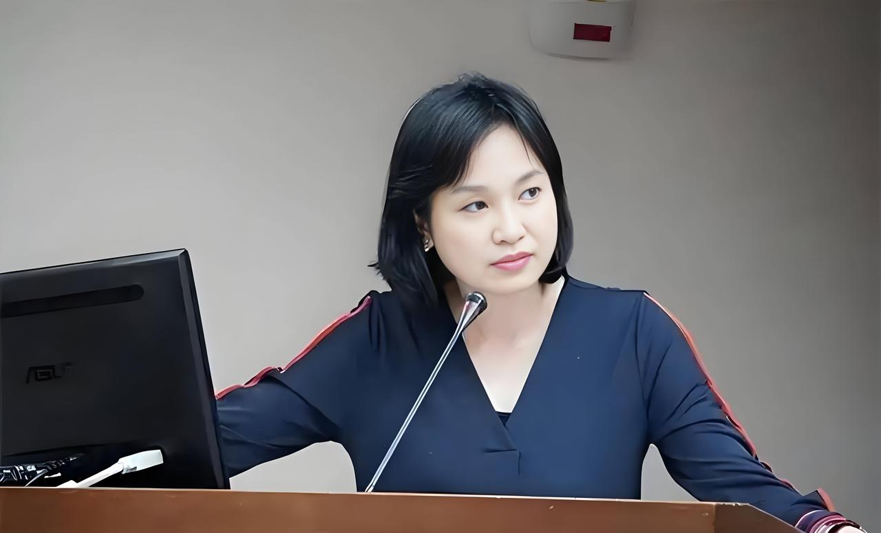 年底高雄市长选举由蓝委柯志恩对决绿委赖瑞隆。高雄选情冷，却传涉贪蓝议员挺绿的倒戈