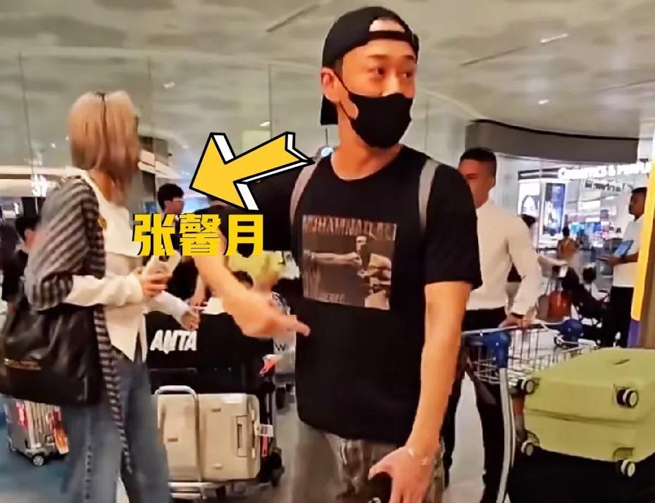 林峰张馨月现身新加坡机场，估计是夫妻俩带小孩去度假！她老婆我一开始都没认出来，原
