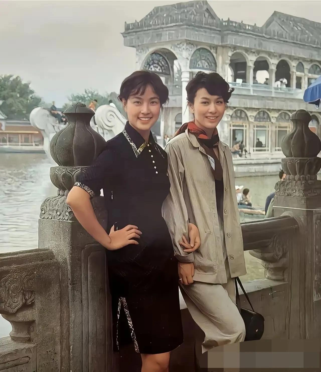 这里头就看出有个刘晓庆，那一位确实不认识，你可知道她的名字？