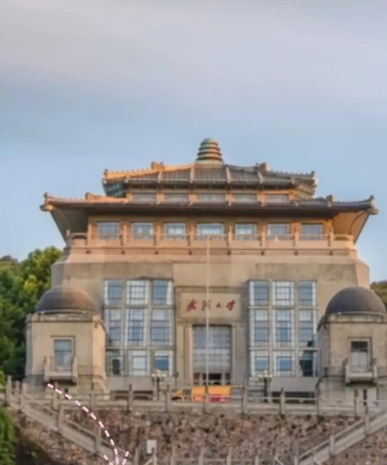 武汉大学也真是倒霉！被全网骂不说，它处分了肖同学，被肖同学的母亲告上了法庭，它