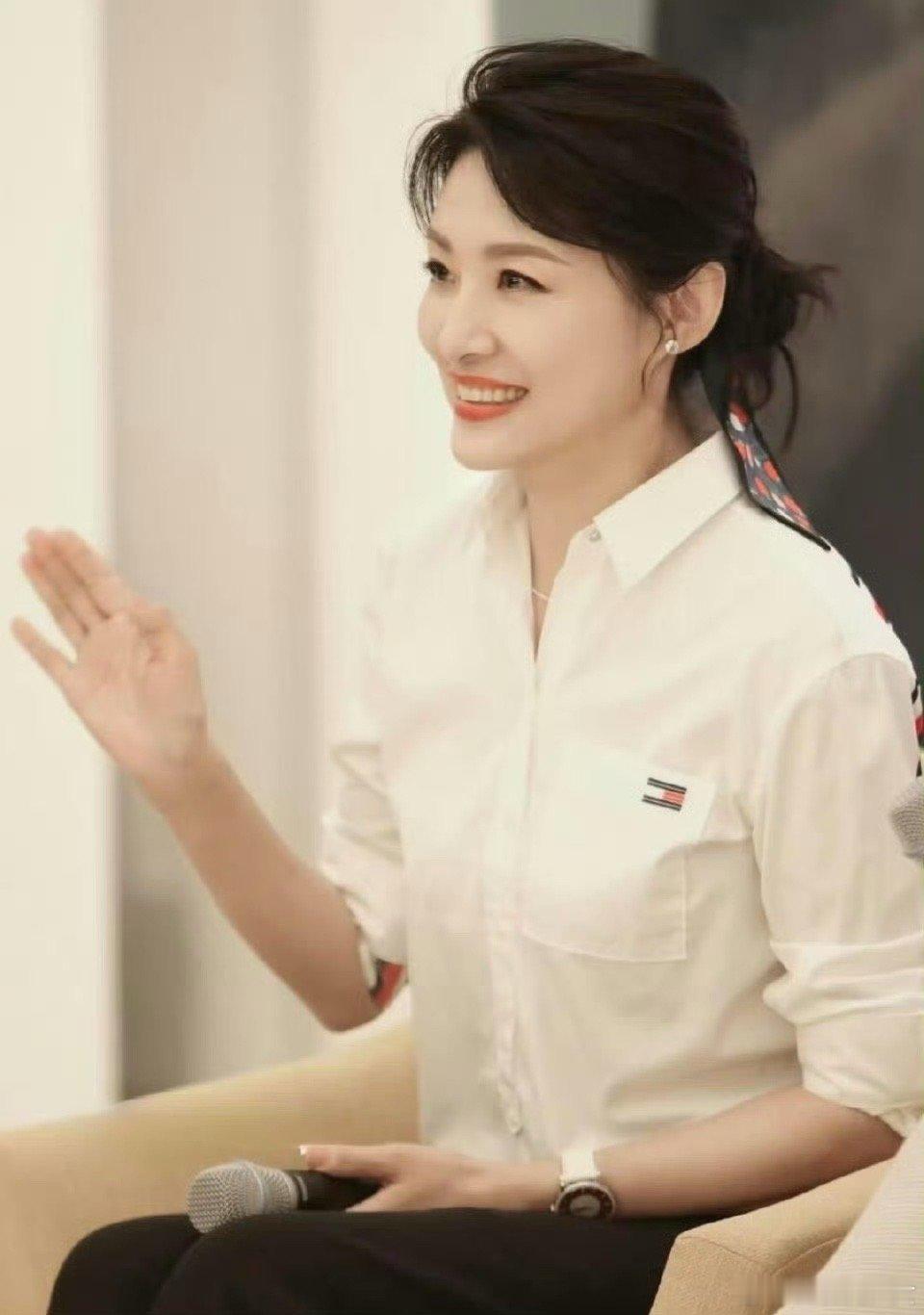 周涛被追着怼脸拍生图无滤镜抗打，细纹藏阅历，气场自带锋芒，从容底气赢麻了～