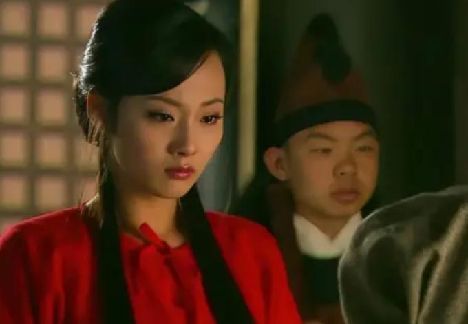 北宋年间，江南一个财主的小妾月儿，因腰伤走路一拐一拐，财主将她赶出家门，两年后，