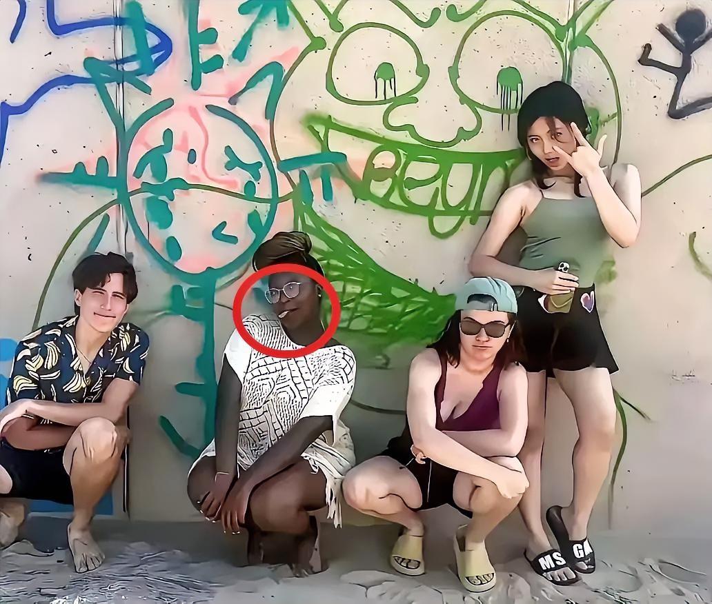 她们抽的是“麻麻”吧。没有烟嘴，应该不是华子。看来她们当时的想法和计划都是