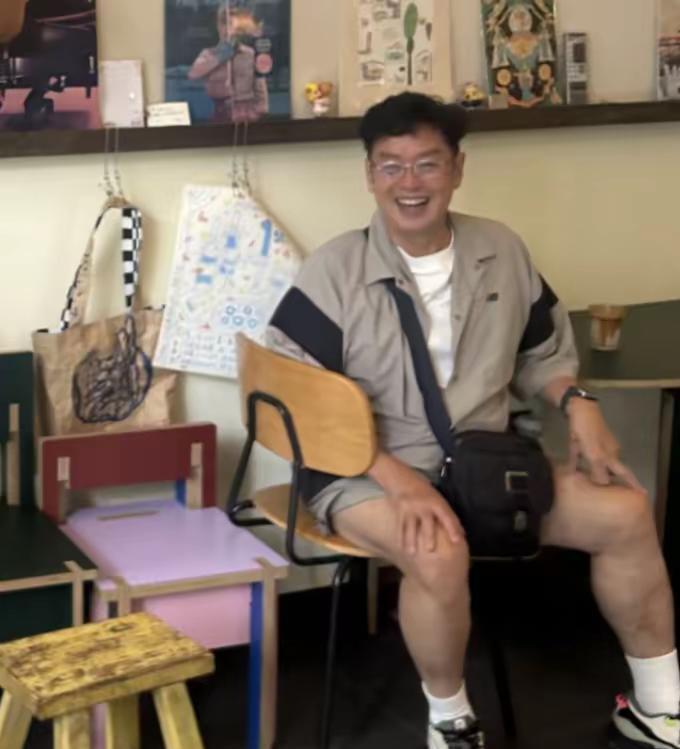 75岁谭咏麟广东早餐店买面包，穿一身休闲装不显老，说他57岁都嫌多……谭咏麟状