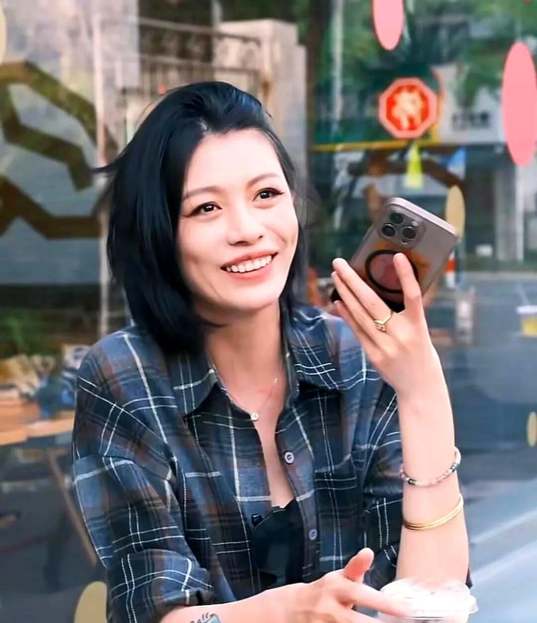 “赌债、封杀、老无所依”——葛荟婕凌晨三连击，把汪峰推上热搜。事件浓缩：女方控