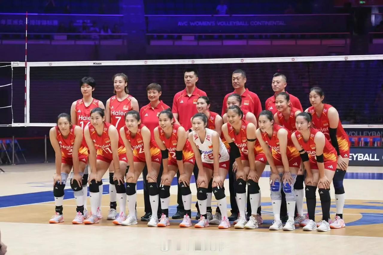 女排亚锦赛中国女排在赛前上报参赛名单时，教练其实可以再大胆一点，拿下一个副攻，只