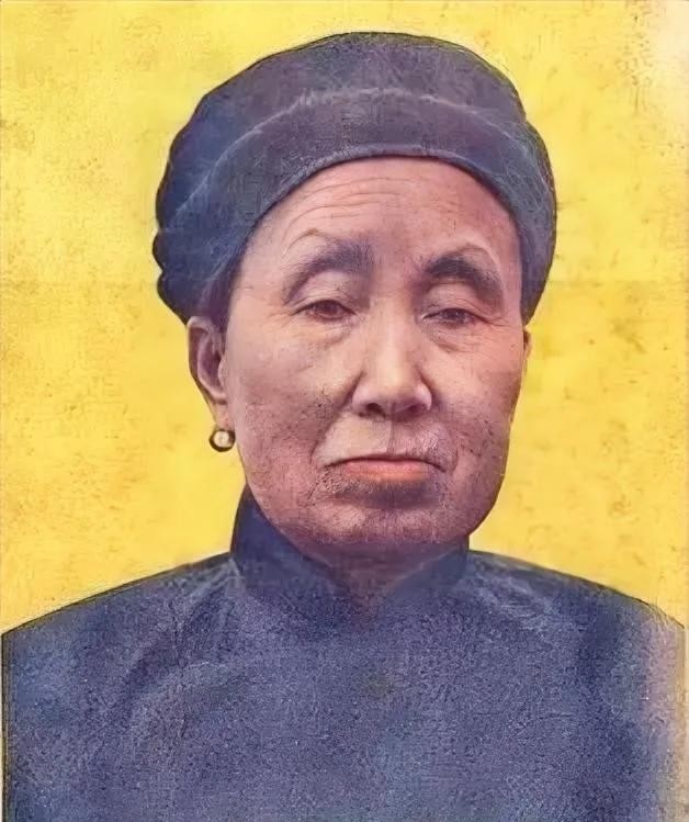 1950年，双枪老太婆赵洪文国被抓获，周总理建议饶她一命，毛主席却批示：“不行！