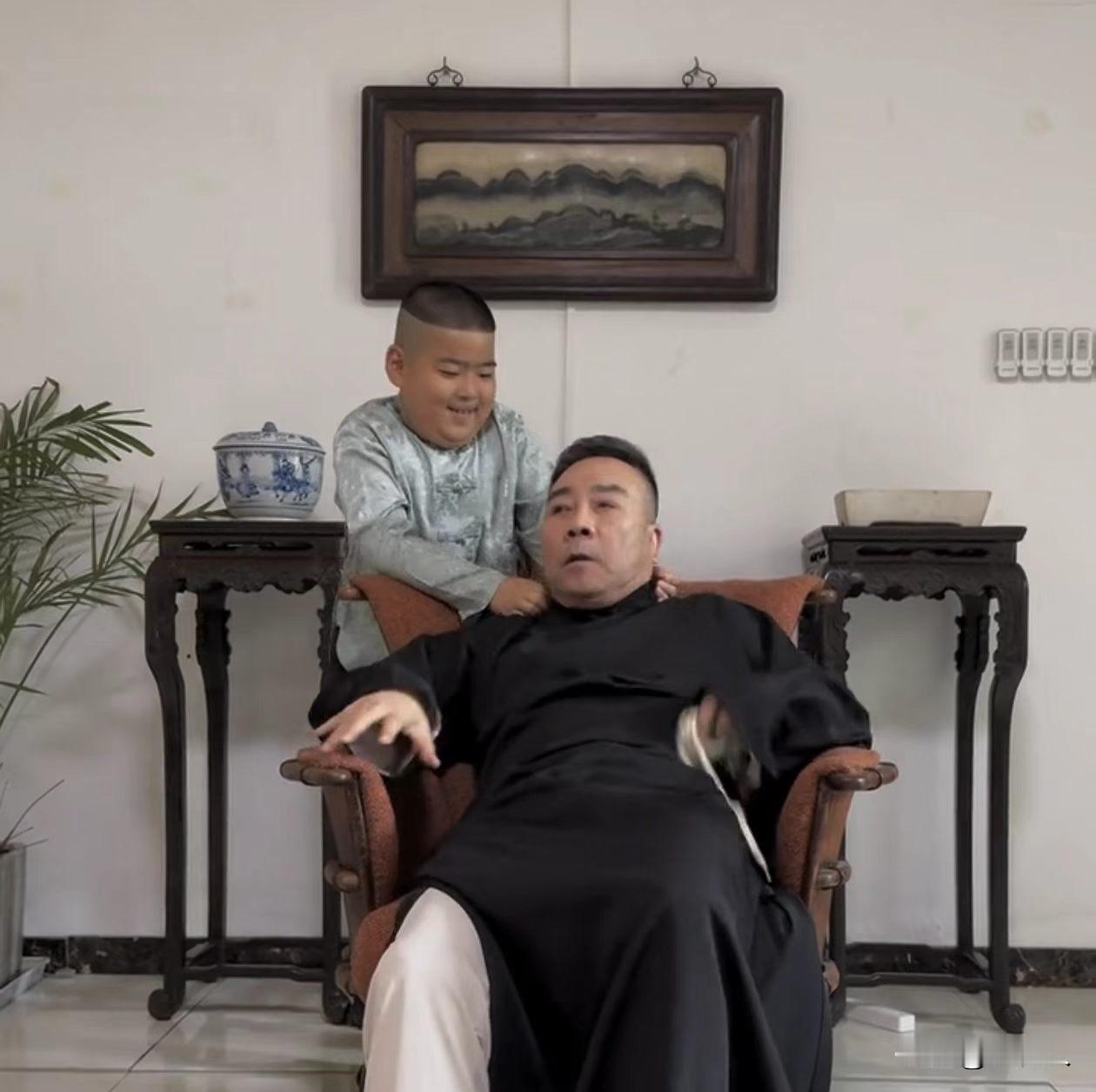 虽然杨议和小徒弟是拍段子，但是看得出来有点假戏真做了。估计是平常杨议对自己的小徒