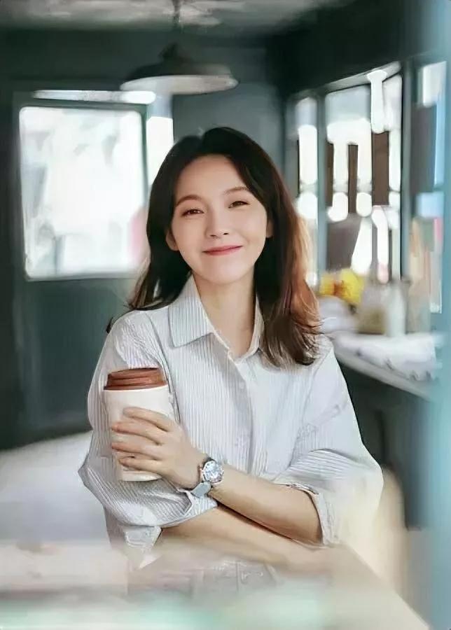 张佳宁不结婚的真相，其实特实在——36岁的她，早把日子过明白了。有颜有演