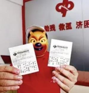 男子身无分文刮800元彩票：“刮到就有钱”的背后，是无数人深陷的人性陷阱河