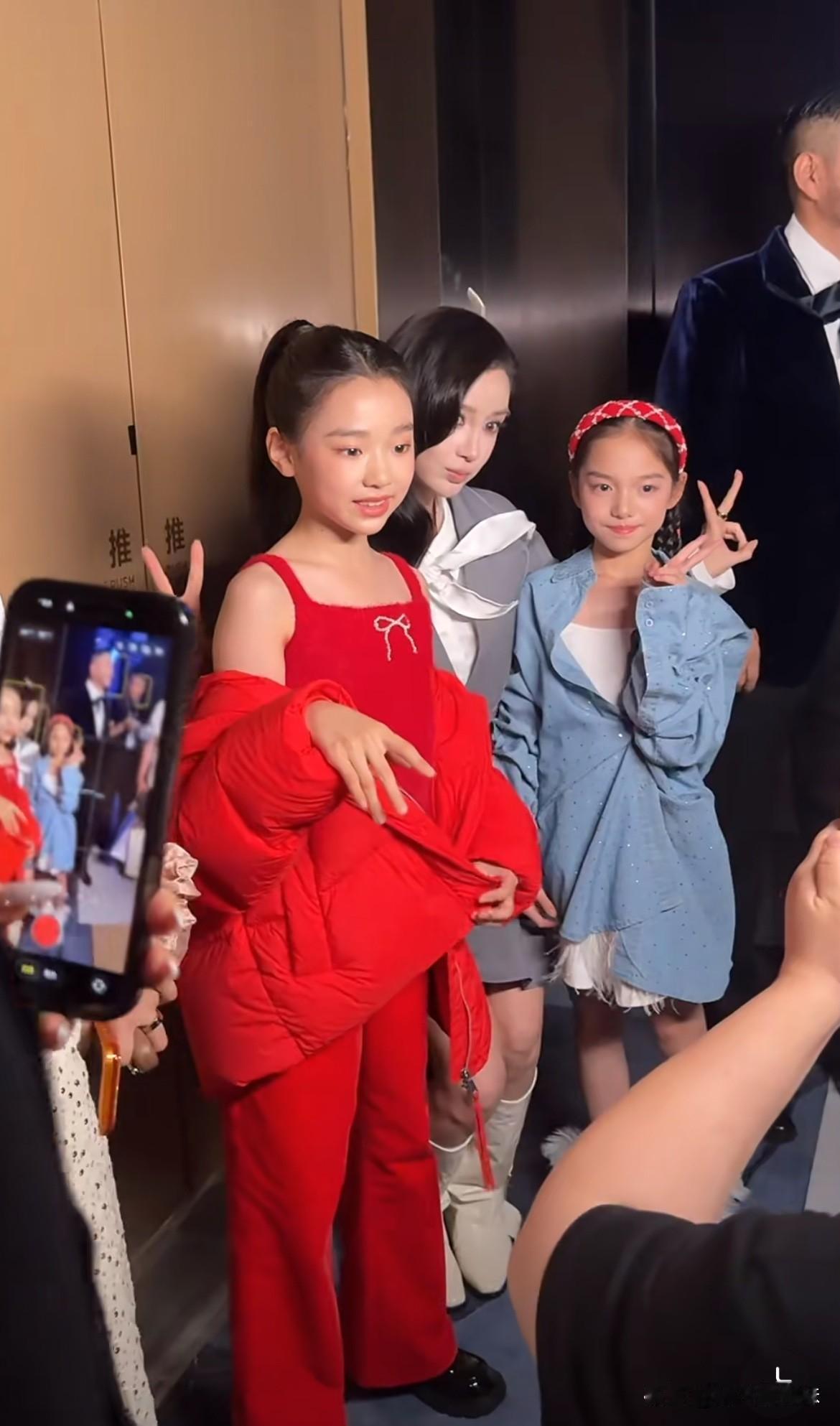 baby向小女孩打招呼被无视！好伤心[捂脸哭][捂脸哭]别人都是一对对的母女，只有她
